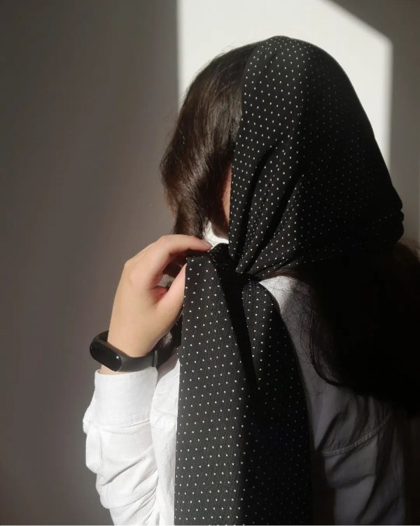 شال مشکی دخترانه با خال خالی 