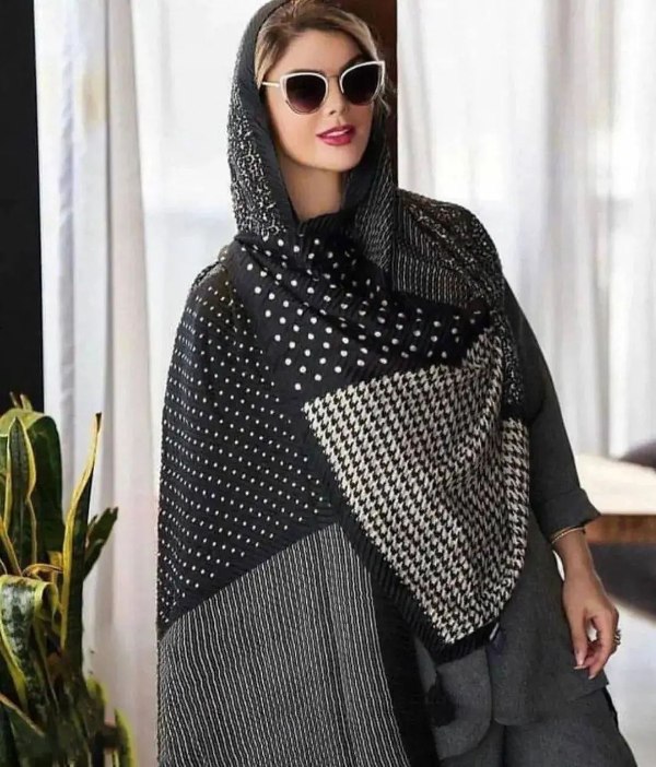 شال بلند مشکی و خال خالی