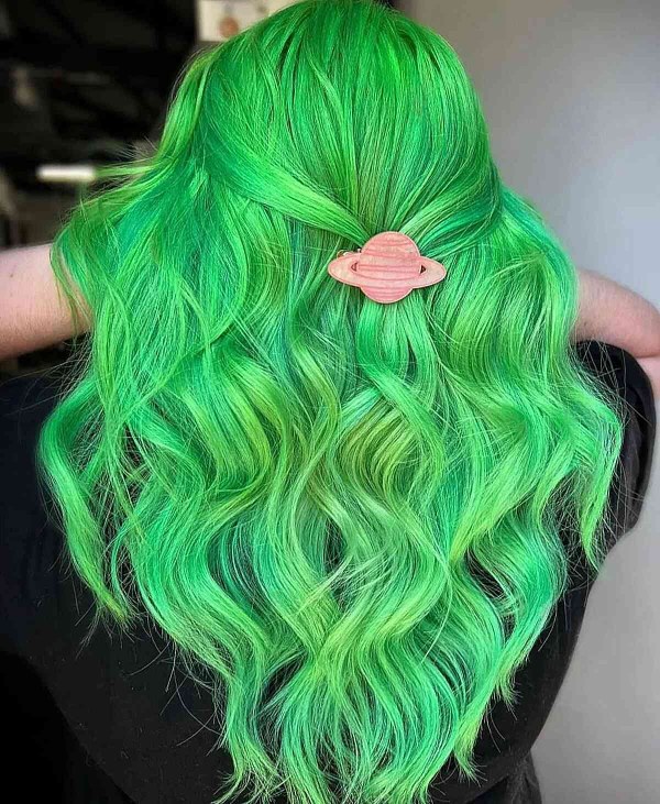موی بلند با رنگ سبز فانتزی
