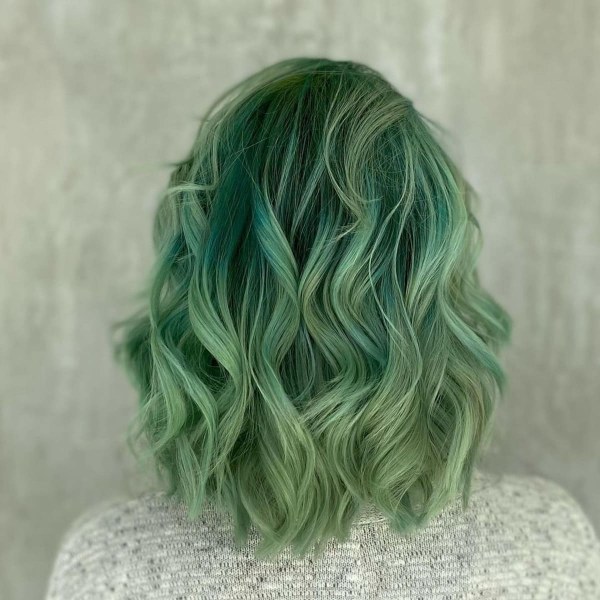 رنگ سبز یخی موی حالت دار