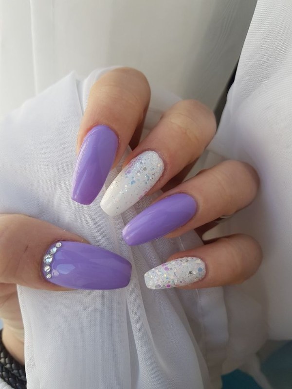 طراحی مرواریدی بنفش و سفید اکلیلی