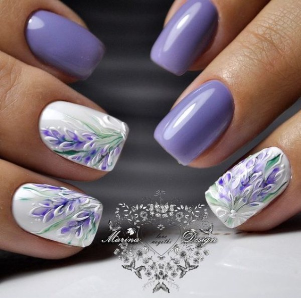 طراحی کل سفید و بنفش روی ناخن