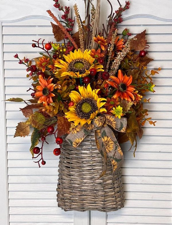 گلدان حصیری و گل های پاییزی