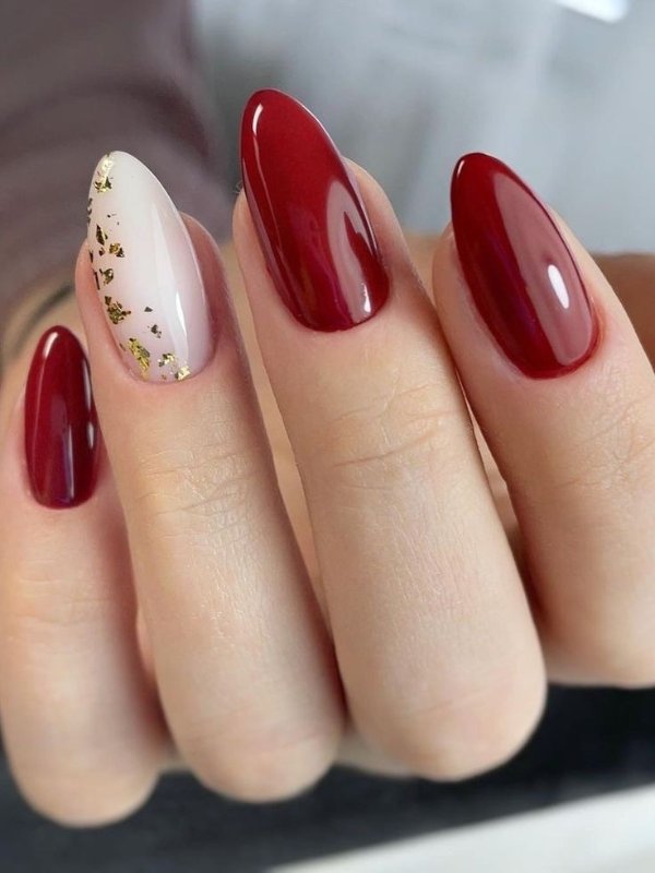 طراحی ساده ناخن قرمز و طلایی دلربا