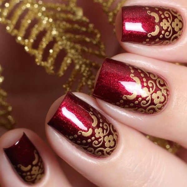 طراحی ناخن قرمز تیره با طلایی