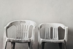 تمیز کردن صندلی سفید