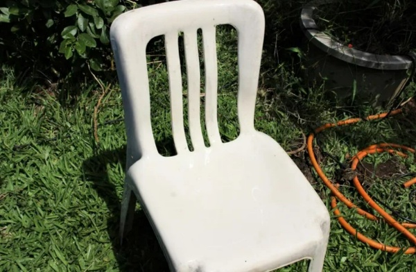تمیز کردن صندلی سفید 