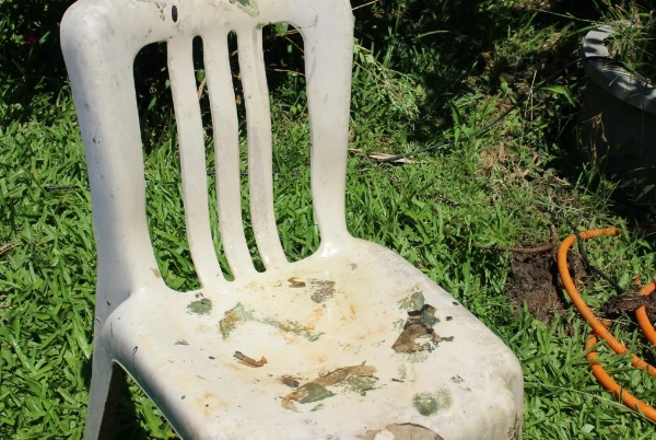 تمیز کردن صندلی سفید 