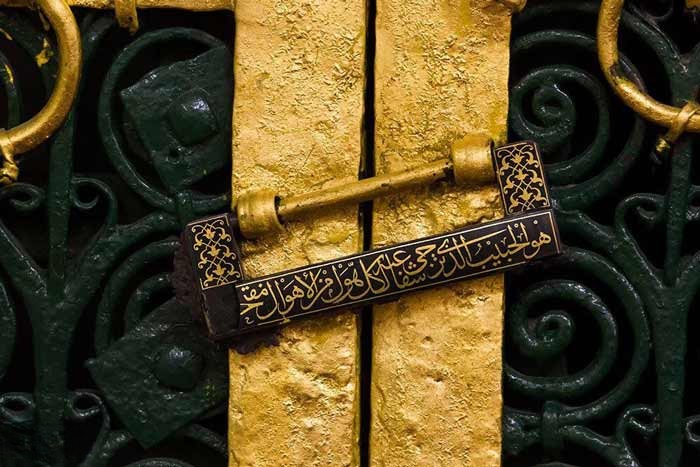 هو الحبیب الًذی ترجی شفاعته لکلً هول من الاهوال مقتحم.
