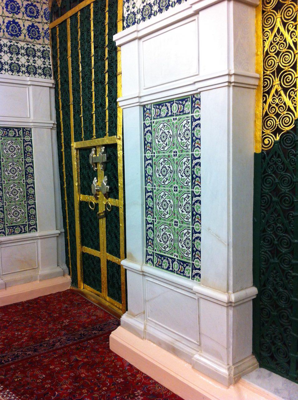 در خانه حضرت زهرا (س) در مقابل باب جبرائیل(ع)