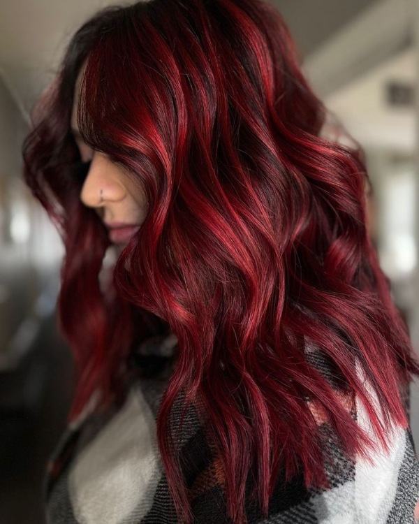 هایلایت قرمز روی موی زمینه مشکی زیبا