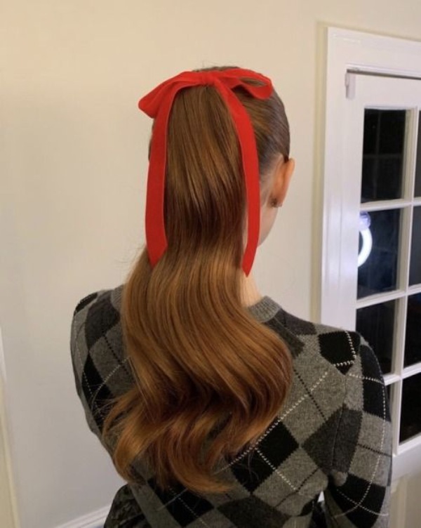 مدل موی دم اسبی با پاپیون قرمز یلدایی زیبا