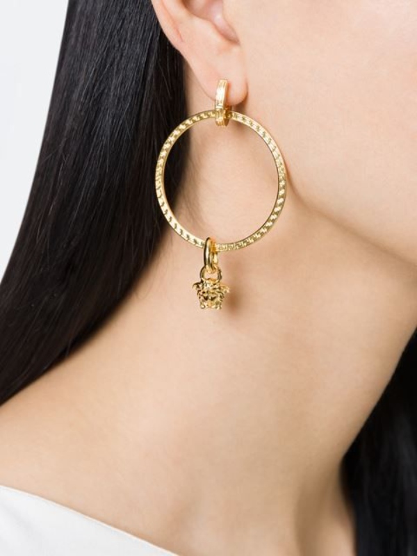 گوشواره حلقه‌ای بزرگ ورساچه طلا جذاب 