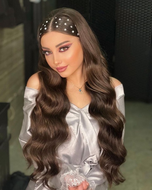 مدل موی شینیون باز با مروارید برای ساقدوش زیبا