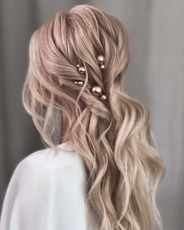 مدل موی شیک و باز زنانه با مروارید زیبا