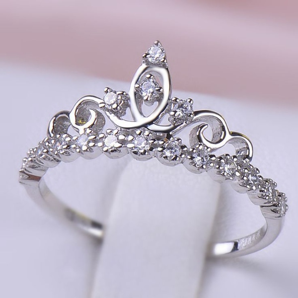 انگشتر نگیندار نقرهای تاجی زیبا