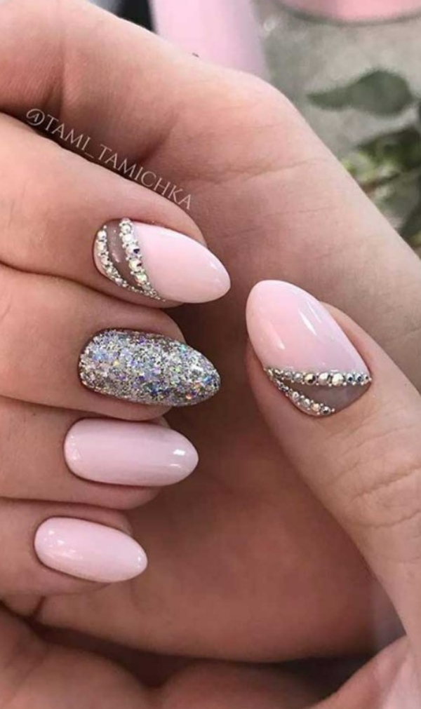 ناخن‌ صورتی و نقره ای