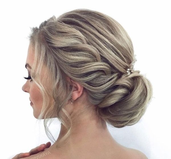 مدل شینیون ساده و پایین عروس زیبا