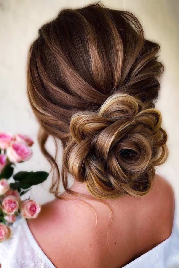 مدل شینیون گل رز بسته پایین زیبا