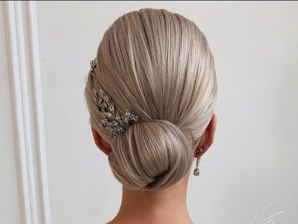 مدل شینیون پایین با اکسسوری کریستالی زیبا