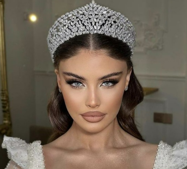 موی عروس با تاج ملکه‌ای
