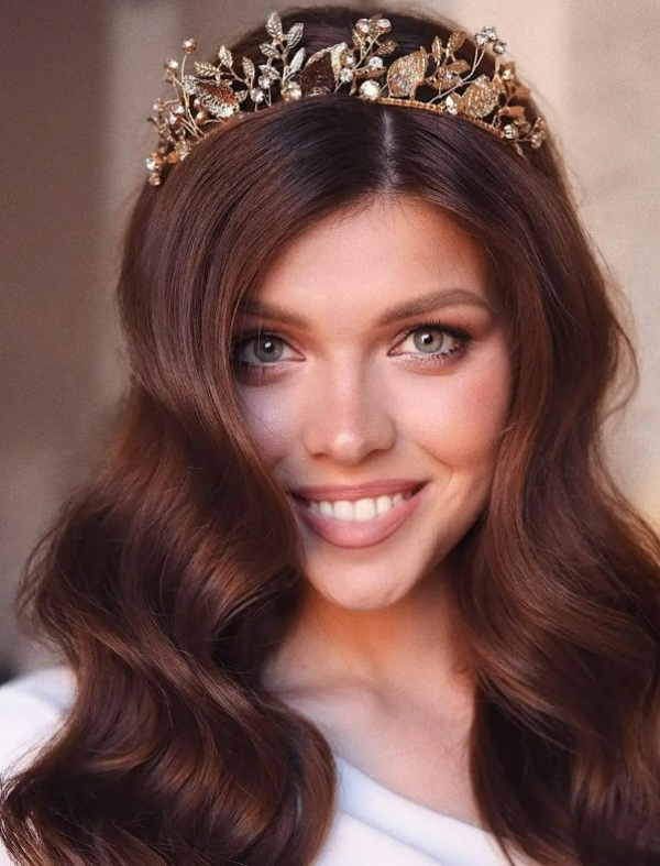 موی عروس با تاج ملکه‌ای