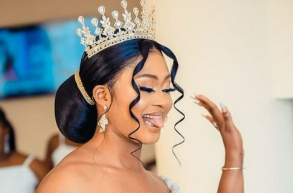 موی عروس با تاج ملکه‌ای