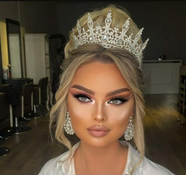 موی عروس با تاج ملکه‌ای
