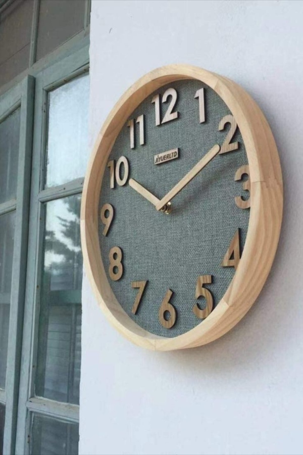 ساعت چوبی روشن مناسب دیوار زیبا