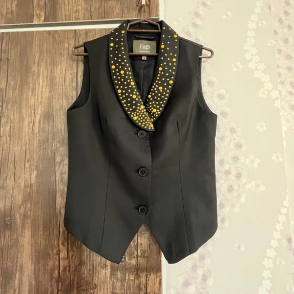 جلیقه زنانه با یقه خال‌خالی