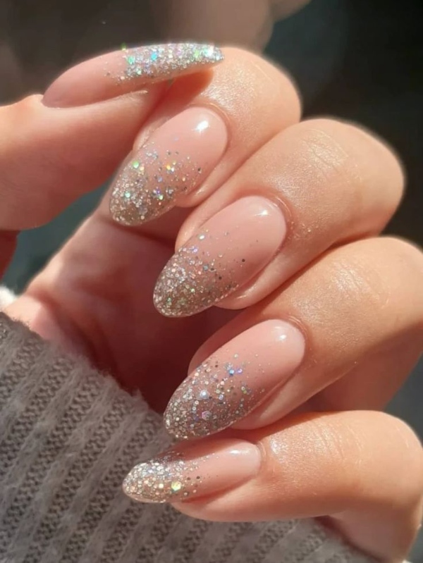 مدل ناخن آمبره شاین نقره‌ای زیبا