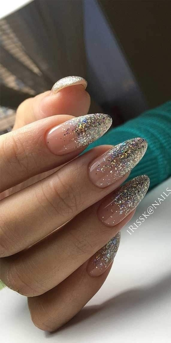 مدل ناخن ساده و مینیمال با با آمبره نقره‌ای زیبا