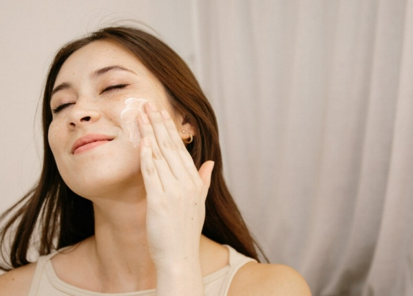 9 مرحله روتین پوستی برای داشتن پوست شفاف و درخشان