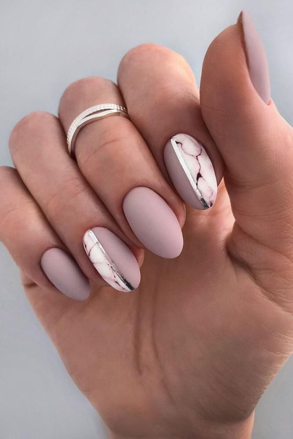 طراحی ناخن با رگههای مرمری صورتی