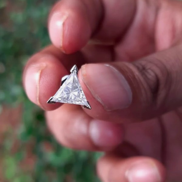 گوشواره مثلثی شکل مدل الماس