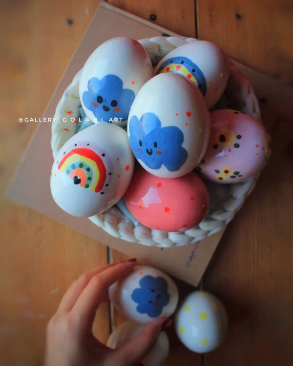 نقاشی ابر و رنگین کمان روی تخم مرغ