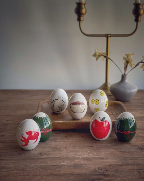 نقاشی نمادهای سفره هفت سین روی تخم مرغ 