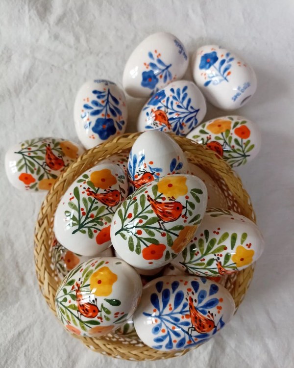 طراحی روی تخم مرغ با ماژیک رنگی