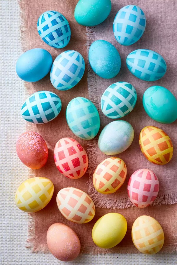 تزیین تخم مرغ رنگی با نوار چسب