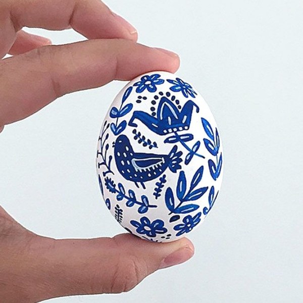 نقاشی با ماژیک آبی روی تخم مرغ