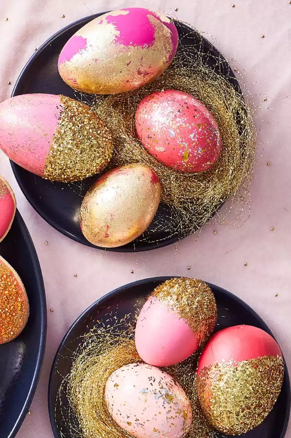 تزیین تخم مرغ رنگی با اکلیل طلایی