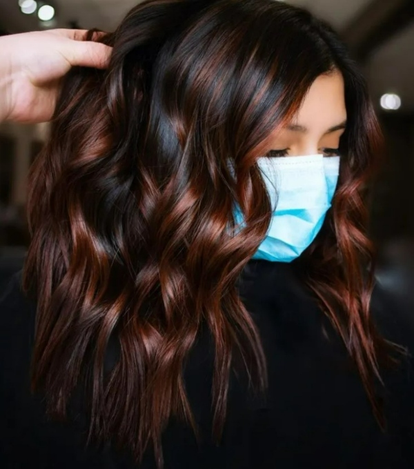 موهای مشکی با هایلایت های مسی تیره