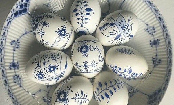 نقاشی طرح گل با ماژیک روی تخم مرغ