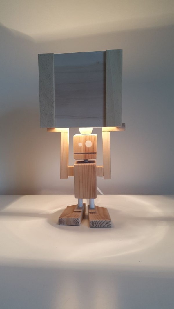 چراغ رومیزی به شکل ربات چوبی