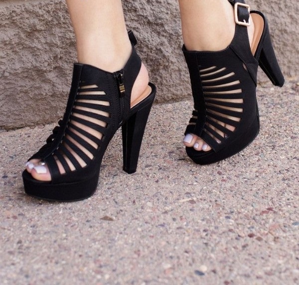 کفش مجلسی مشکی با پاشنه مخروطی شکل