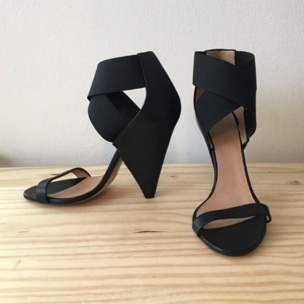 کفش مجلسی مشکی رنگ با پاشنه مخروطی