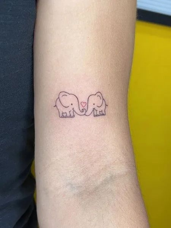 تتو دو فیل و قلب بین آن‌ها