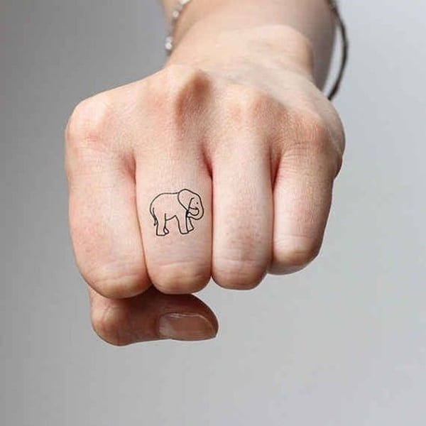 تتوی مینیمال فیل روی انگشت