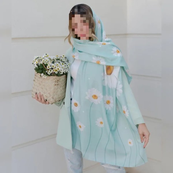 شال زنانه آبی کمرنگ با طرح گل‌های بابونه