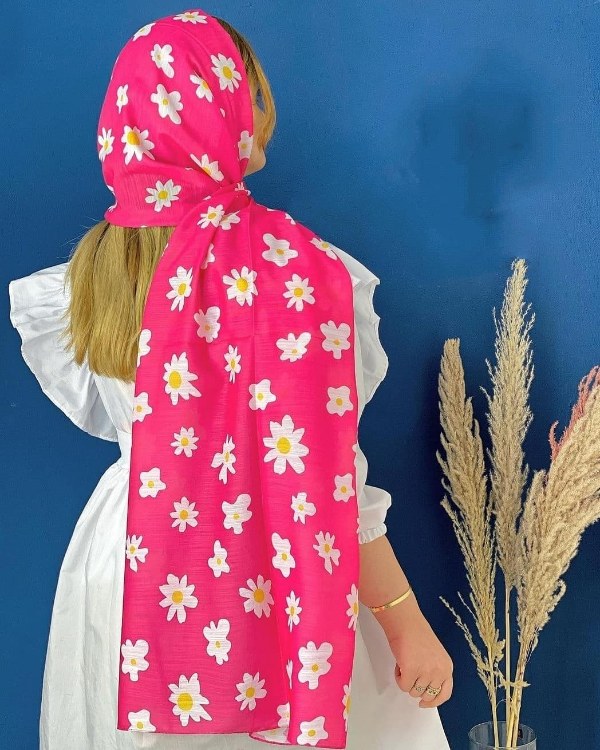 شال صورتی با گل‌های ریز و درشت بابونه